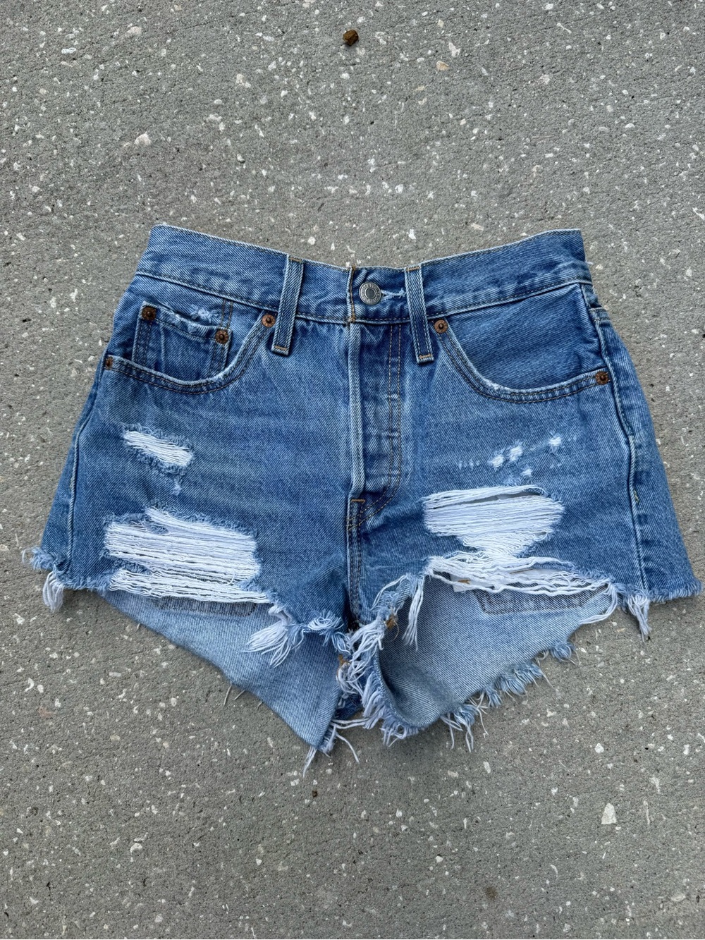 LEVIS 501 - Blue- waist 24